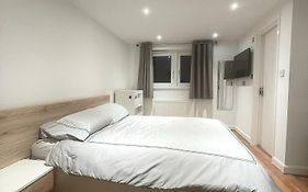 Spacious Private Room In Vibrant Near Selhurst Park Stadium